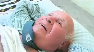 فتاة وقذة تقفز على قضيب الرجل العجوز القاسي