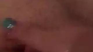 جنس بهوية مخفية: عاهرة مقنعة تسيطر على جارتها بلعبة ضخمة