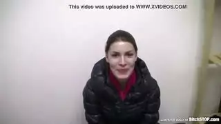 فتاة الكلية تأخذ قضيب رجل ناضج في مشهد عنيف