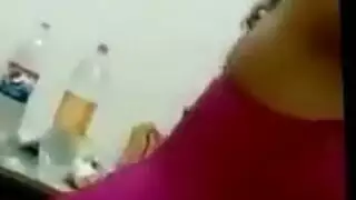 استربتيزر طبيعية بالكامل تتعرى وتداعب نفسها بشدة