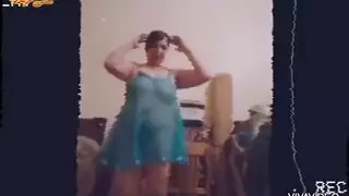 رقص إباحي: تظهر صدرها العاري من خلال ثوب نوم شفاف