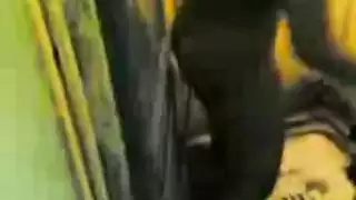 ترجمة: فتاة مصرية مغرية تستحم في حي شعبي