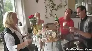 عاهرة تحصل على قشدة داخلية في فيديو أنبوب إباحي قاسي مجاني