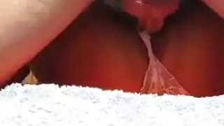 زوجة ساخنة تئن بصوت عال بينما الفحل الأسود يضربها في فيلم إباحي