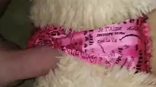 فتاة كبيرة الصدر تُلعق وتُمارس الجنس بقوة من قبل عصابة سوداء