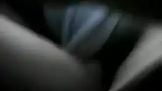 غريب يداعب عاهرة محلية في السيارة شريط إباحي علني