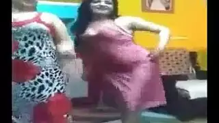 إباحية صريحة: عاهرات تتراقص بشكل مغر قبل جماع جماعي