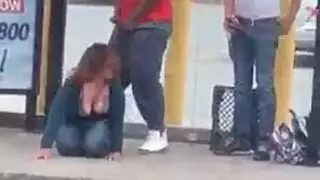 أمريكي يضرب عاهرة راغبة في محطة الباص