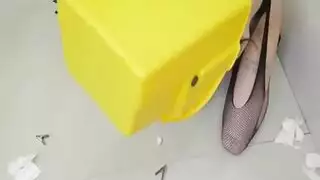 امرأتان في حركة مثيرة