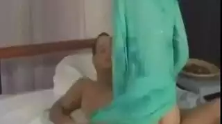 شرموطة محجبة تمص زب زبونها حتى يقذف على وجهها