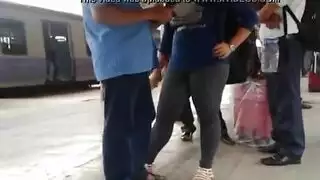 مراهقة بشعر أخضر تمارس الجنس المزدوج بعد الإصبع الشرجي