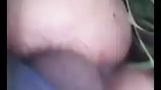 فتاة آسيوية بريئة تريد جماعًا قذرًا أثناء الصب