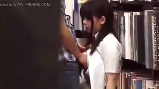 مراهقة ذات أثداء هائلة تتعرض للصفع في فانتازيا جنس تلميذات