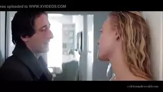 الفتاة الصغيرة تحصل على قذف فوضوي من قضيب كبير