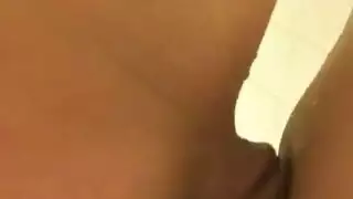 عاهرة إيطالية تُحشى بقضيب مطاطي