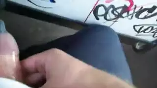 استمناء علني خفي: قذف في سروالي أثناء الفرك على فتاة جميلة