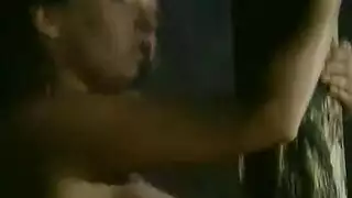 معجبة مهووسة تئن وأخوها يشاهد فيلم جنسي صريح