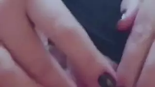 بعد القبض عليها للسرقة، تحصل على جماع جماعي قاسي على الأريكة