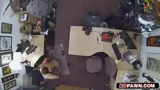 تستمني حتى النشوة ثم تتوسل للمزيد من القضيب