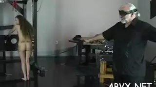 زي أخضر، أريكة وردية: عاهرة تحصل على هزات متعددة في مقطع إباحي