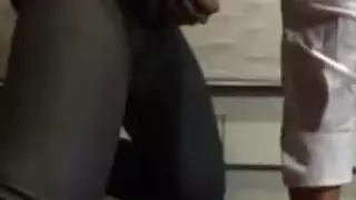 بنات عم جذابات يكشفن عن مهبلهن الحليق ويتوسلن للقضيب