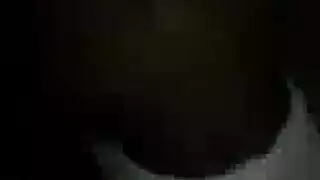 قطة سمراء تختنق بعصا لحم سميكة صلبة