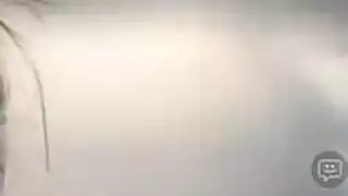 فتاة ممتلئة شابة تأخذ قضيبًا ضخمًا بعمق