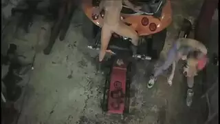 الفتيات النشلات تبرزن فرجهن العصيري للشباب المتلهفين