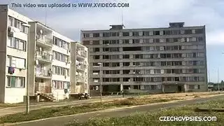 عاهلات الشوارع يبلعن السائل المنوي مقابل المال