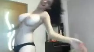 رقص عربي حار: اهتزاز المؤخرة وبروز الفرج