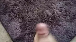 جلسة استمناء خشنة بقضيب مشعر يقذف في كل مكان