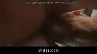 مراهقة نياكة تدخل في سكس جماعي حامي مع الرجلين العجوزين الممحونين