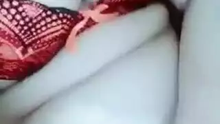 صديقة عربية تخلع ملابسها وتتفاخر بصدرها الشاحب الكبير