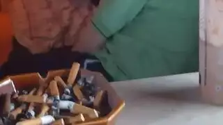 استمناء مراهقة: تدليك كسيها الضيق بشدة في الخارج