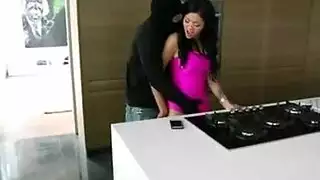 اللص يطلب الدفع جنسياً: شرج قاسي وبلع عميق للحلق