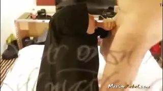 نيك عنيف: شرموطة مقنعة تتوسل للقذف في كسها المشعر