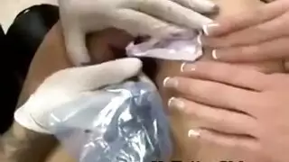 اختراق قوي بلعبة في مؤخرتها