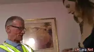 فتاة طويلة تأخذ جولة جنسية قاسية من شاب قصير