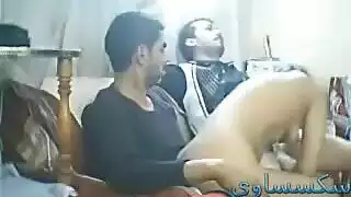 فتاة عربية ساخنة في مشعل علاقة جنسية جماعية إباحية