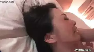 المرأة اليابانية الناضجة المشعرة تستقبل عدة قذفات داخل رحمها