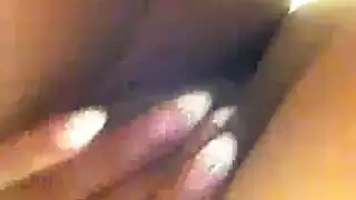 إصبع مراهق يمارس الجنس بقوة مع فرج صغير ضيق