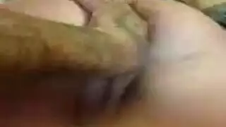 فتاة مثلية تتوسل للحصول على قضيب في فتحة شرجها الضيقة