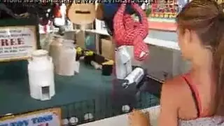 مثلثان مثاران يلهوان بشدة بأعضائهما الحميمة