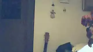 رجل طويل يخطصب فتا قصيرا