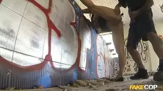 عاهرة بريطانية شقراء تتعرض لإيلاج مزدوج في البورن