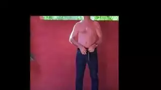 قضيب أبيض كبير يتسلل ليغمر فرج ملاكها الداكن المبلل