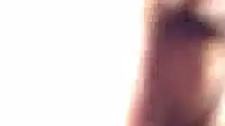 بنت نظارات مثيرة تقطر على فراش فندقي ضخم