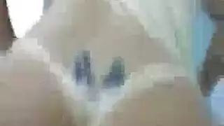 ناغاليا تئن بينما تخترقها الأصابع بعمق وبقوة