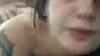 عاهرة نوبية شابة تتوسل لتلقي السائل المنوي على ثدييها الصغيرين