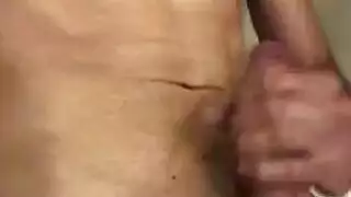 رجل أشيب وسيم يسيطر على شاب في السرير